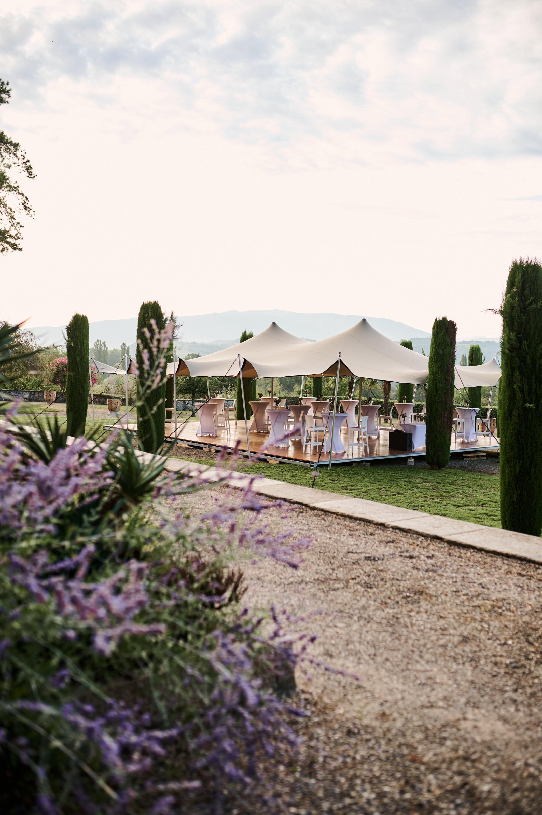 <div class="lienMaster"><img src="https://www.coverevent.fr/assets/images/svg/stretch.svg" class="fr-fic fr-dii"><div class="content"><h3>Stretch</h3><p class="btnCover">Découvrir</p></div></div> -image