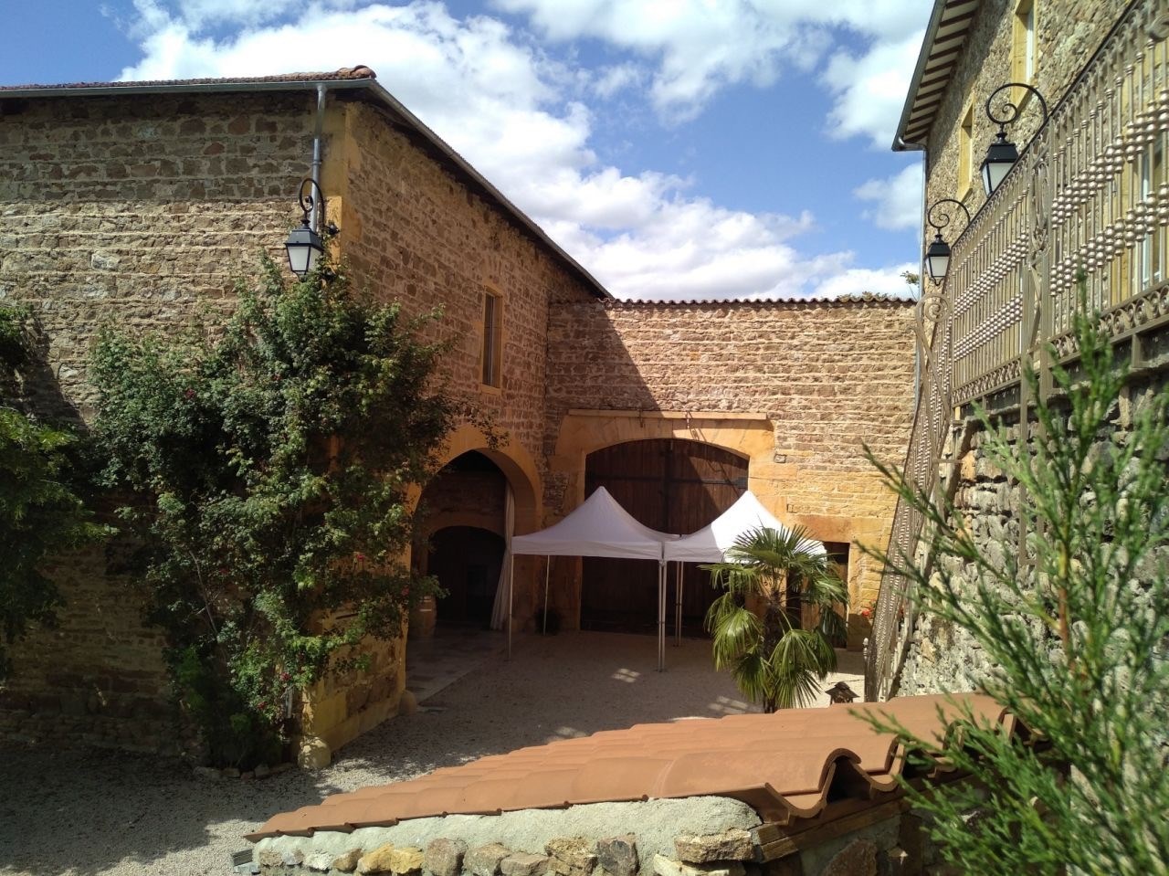 <div class="lienMaster"><img src="https://www.coverevent.fr/assets/images/svg/pliante.svg" class="fr-fic fr-dii"><div class="content"><h3>Pliante</h3><p class="btnCover">Découvrir</p></div></div> -image