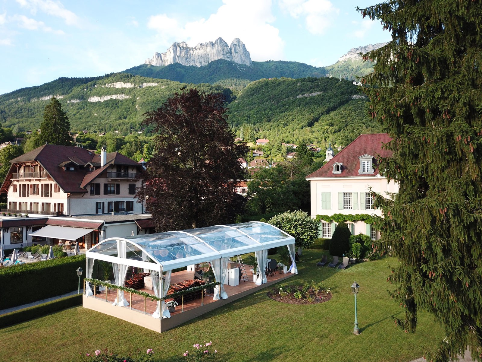 <div class="lienMaster"><img src="https://www.coverevent.fr/assets/images/svg/arquee.svg" class="fr-fic fr-dii"><div class="content"><h3>Arquée</h3><p class="btnCover">Découvrir</p></div></div> -image