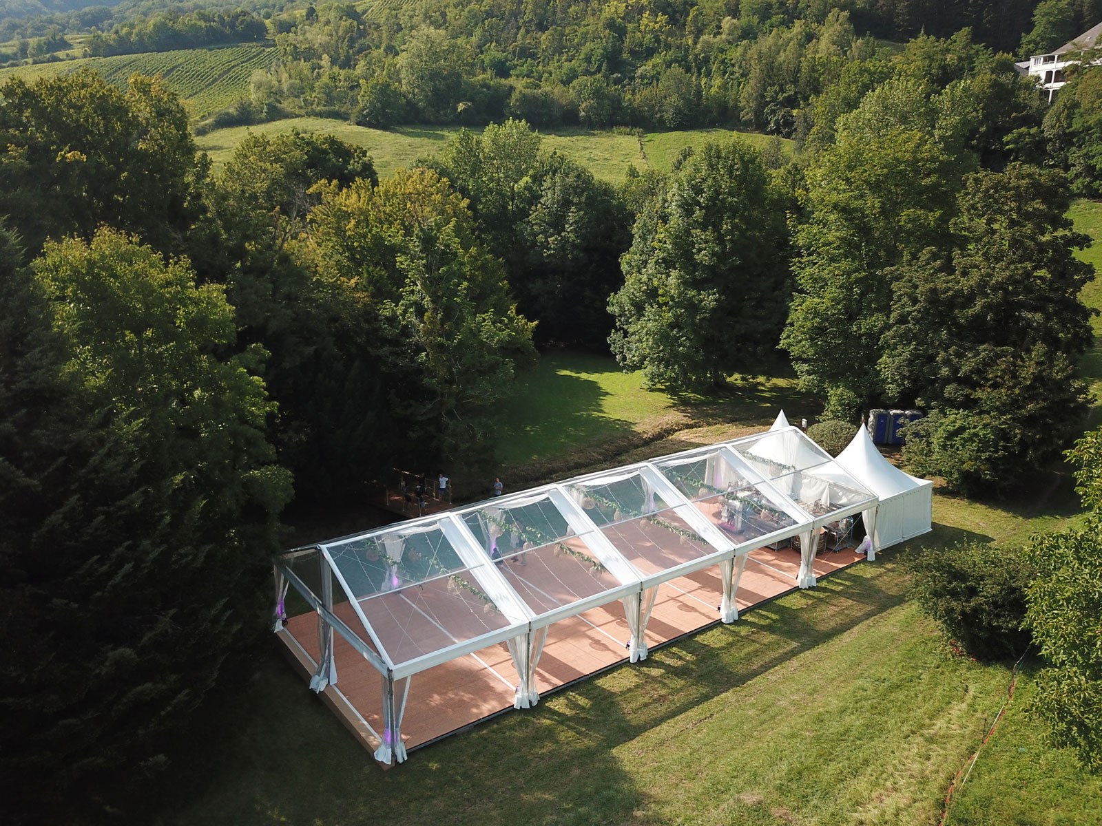 <div class="lienMaster"><img src="https://www.coverevent.fr/assets/images/svg/bipente.svg" class="fr-fic fr-dii"><div class="content"><h3>Bi-pente</h3><p class="btnCover">Découvrir</p></div></div> -image