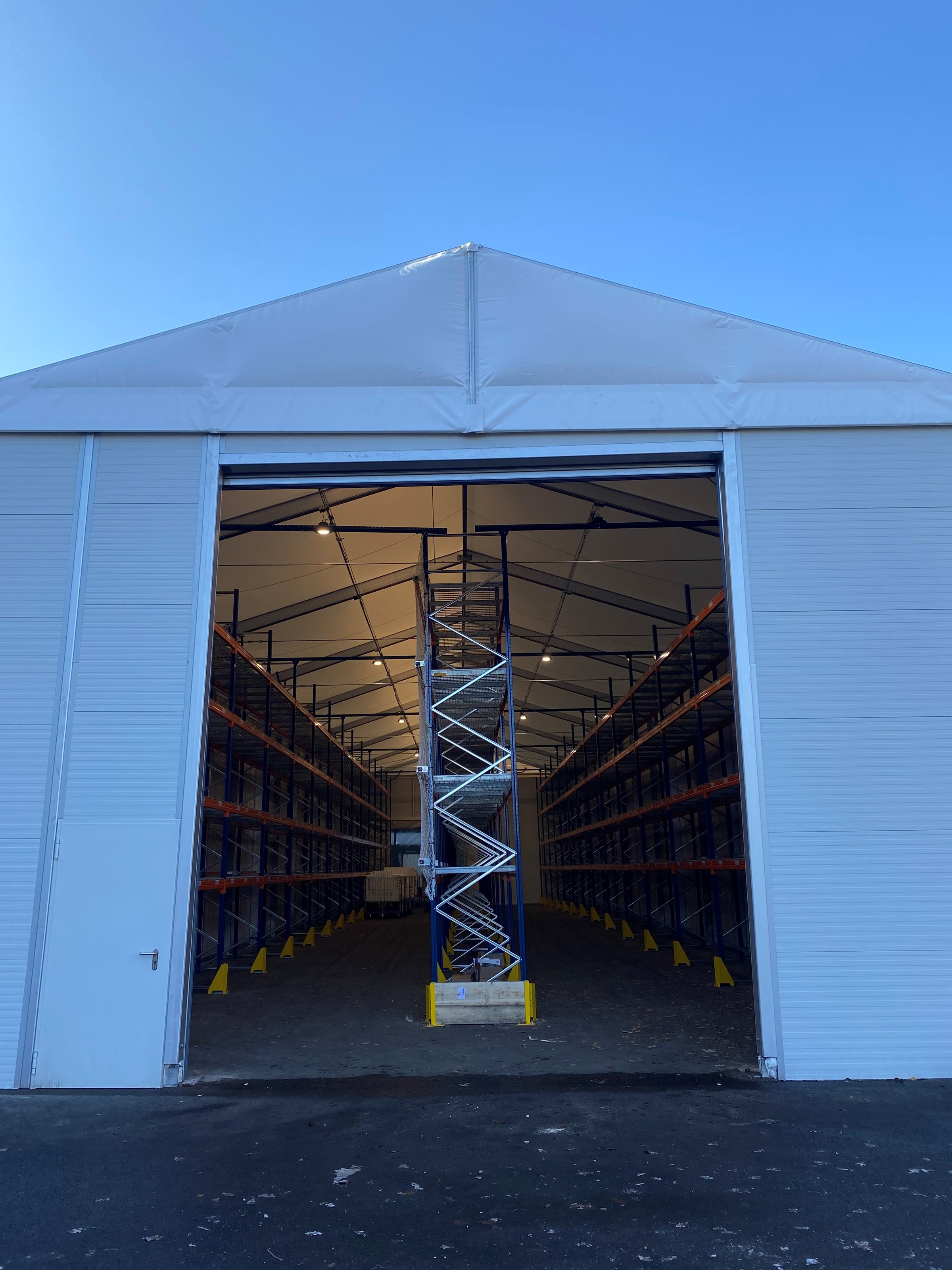 <div class="lienMaster"><img src="https://www.coverevent.fr/assets/images/svg/batephem.svg" class="fr-fic fr-dii"><div class="content"><h3>Bâtiment éphémère</h3><p class="btnCover">Découvrir</p></div></div> -image