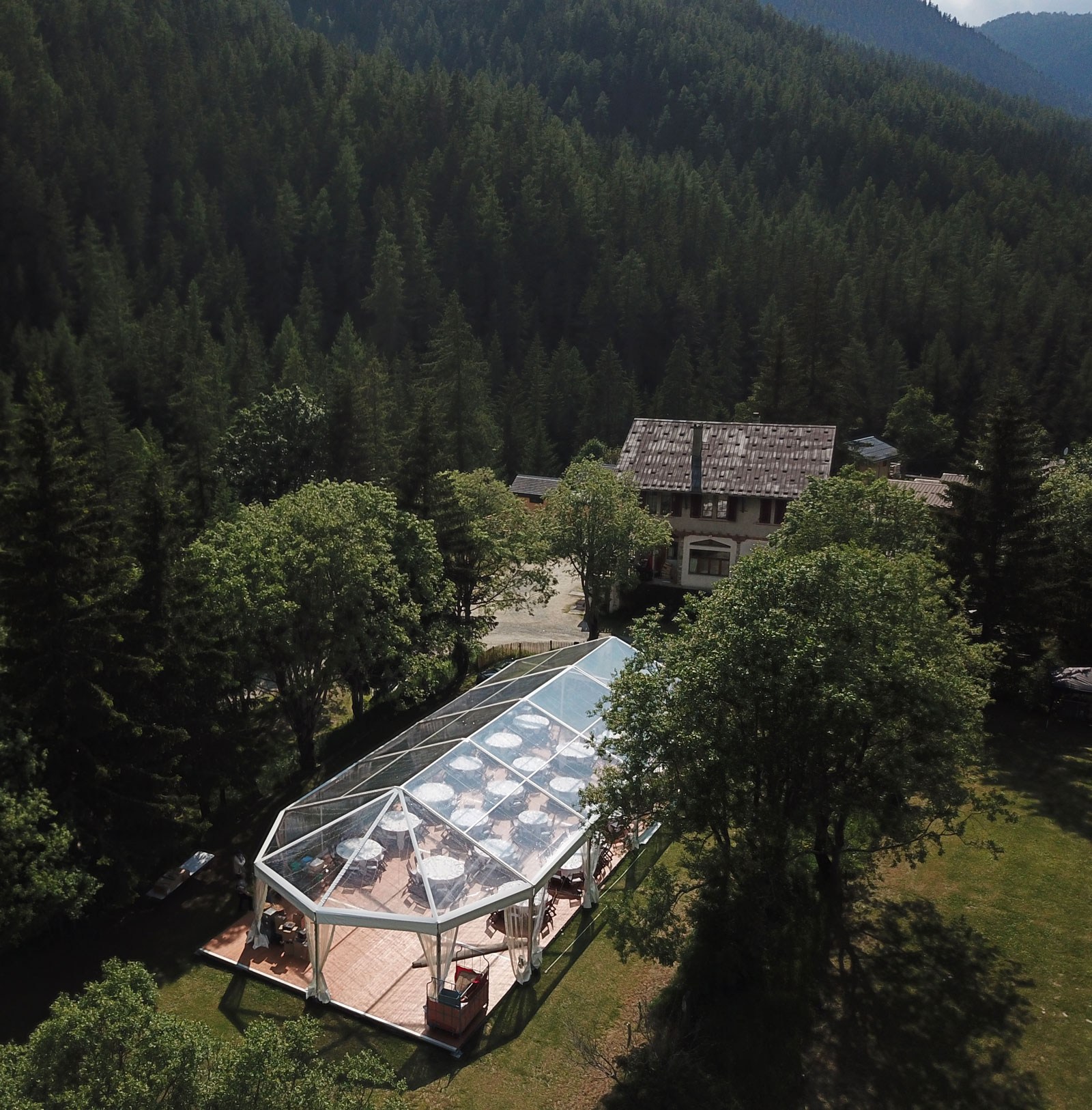 <div class="lienMaster"><img src="https://www.coverevent.fr/assets/images/svg/demioctogone.svg" class="fr-fic fr-dii"><div class="content"><h3>Demi-octogone</h3><p class="btnCover">Découvrir</p></div></div> -image