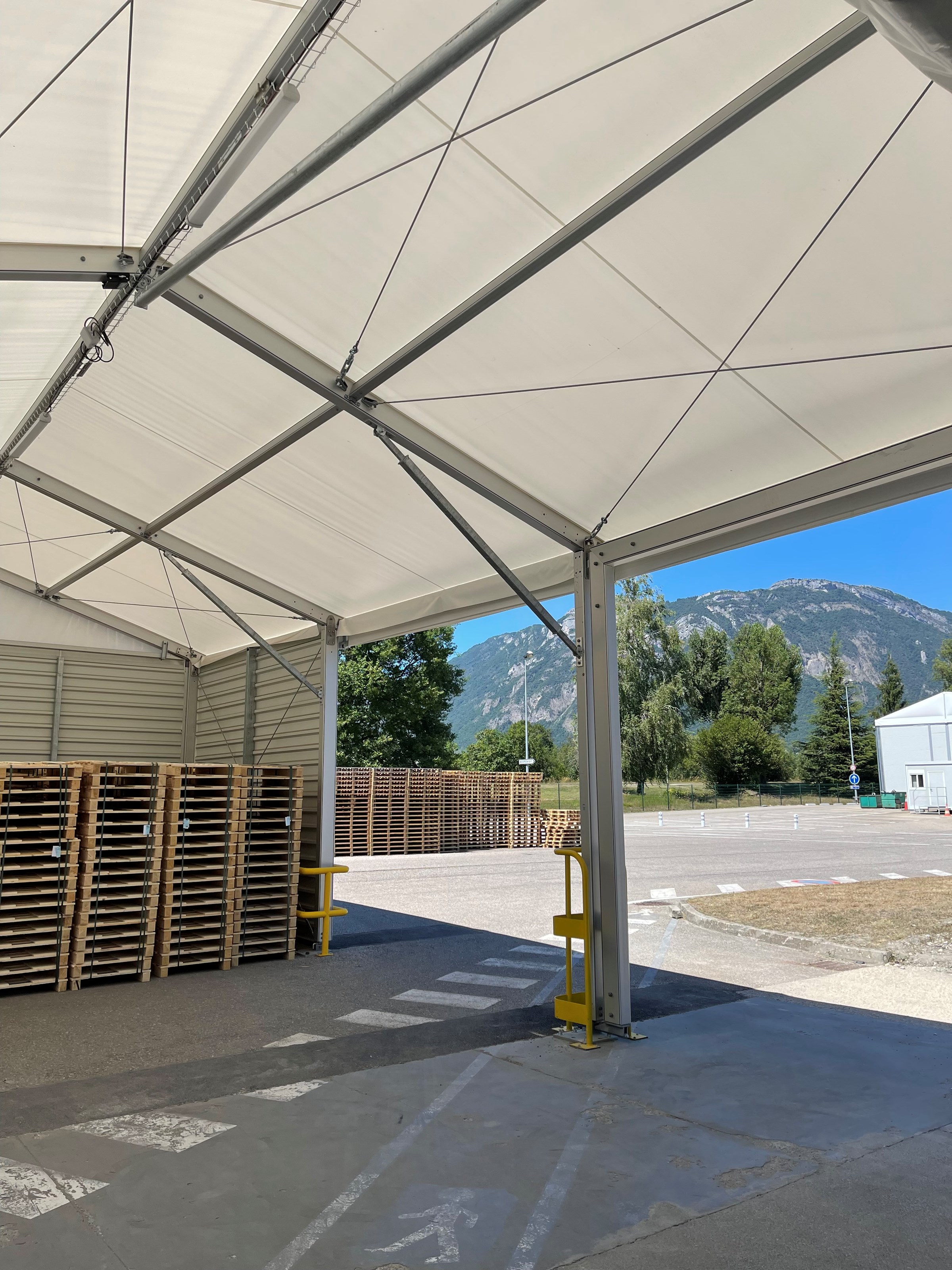 <div class="lienMaster"><img src="https://www.coverevent.fr/assets/images/svg/stockage.svg" class="fr-fic fr-dii"><div class="content"><h3>Stockage et entreposage </h3><p class="btnCover">Découvrir</p></div></div> -image