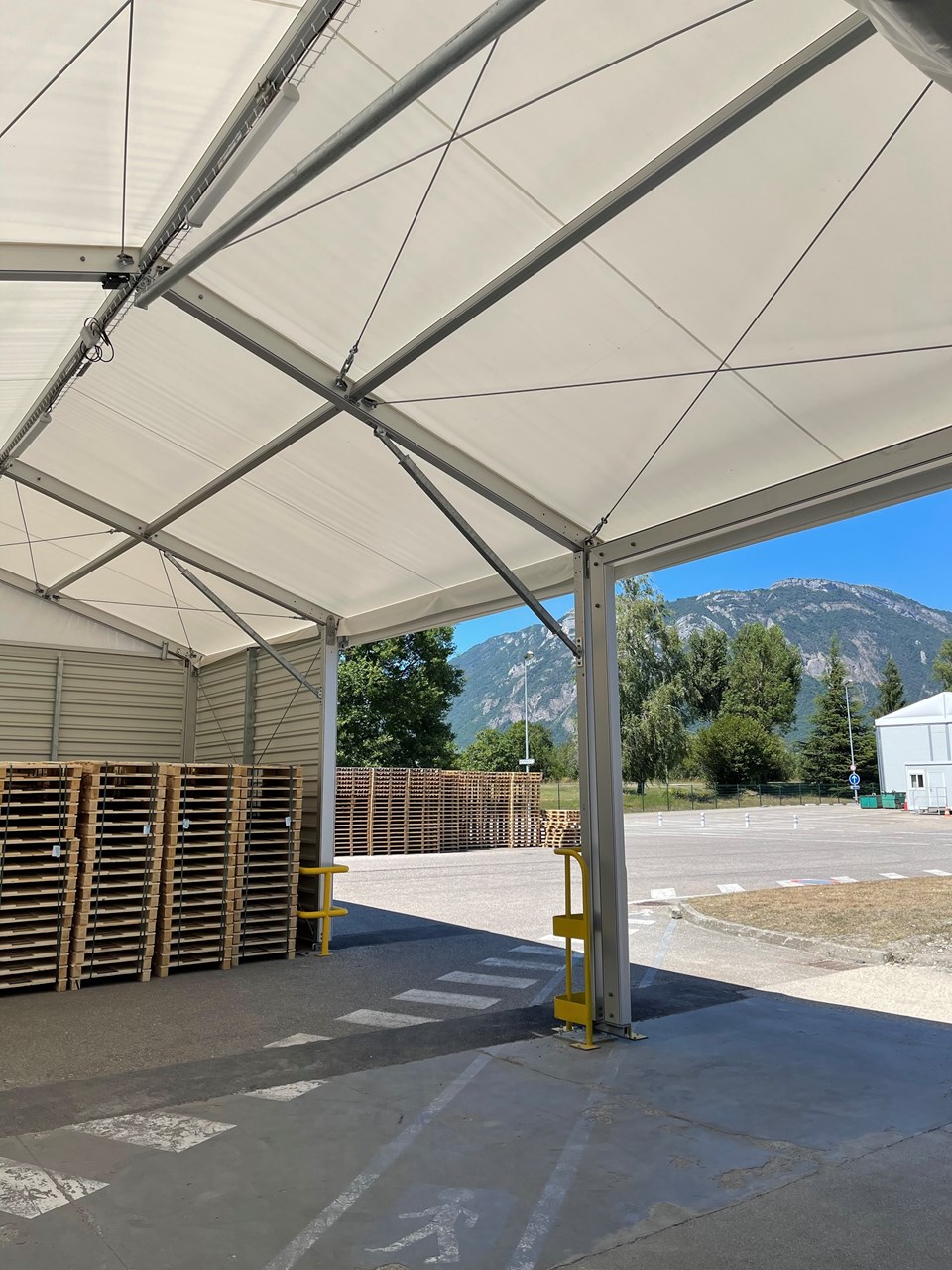 <div class="lienMaster"><img src="https://www.coverevent.fr/assets/images/svg/stockage.svg" class="fr-fic fr-dii"><div class="content"><h3>Stockage et entreposage&nbsp;</h3><p class="btnCover">Découvrir</p></div></div>-image