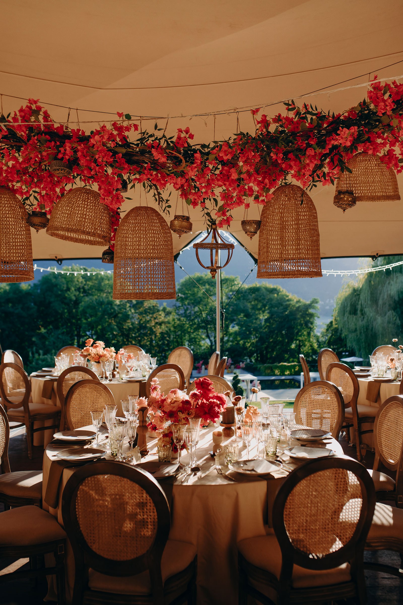 <h2 class="h3">Mobilier<br>& vaisselle</h2><p class="btnCover">Découvrir</p> -image